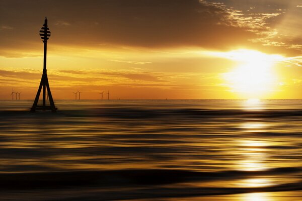 Meer in Ruhe vor Sonnenuntergang Hintergrund