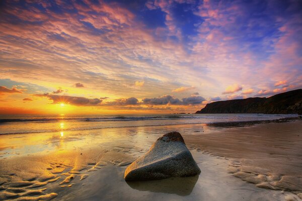 Mer et nuages. Coucher de soleil sur la mer