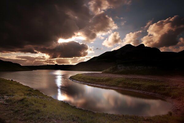 Paisaje nocturno de la naturaleza con el río