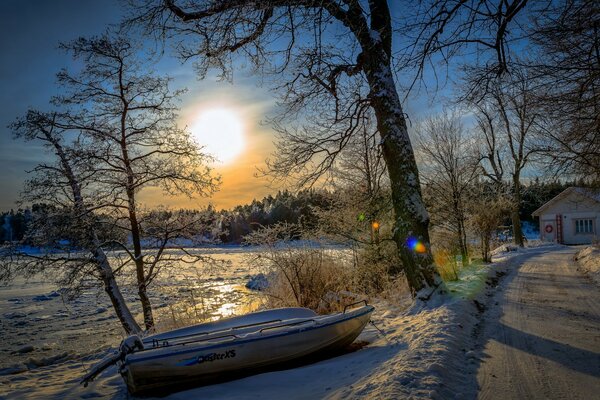 Matin d hiver . Bateau debout sur la neige