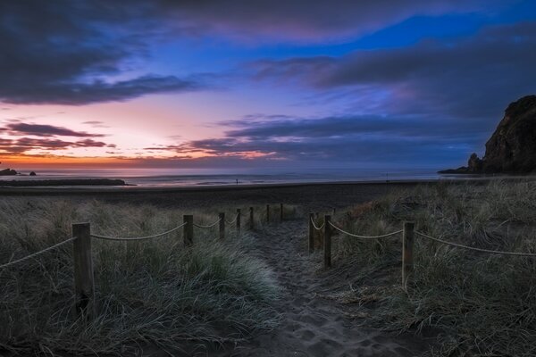 Lunga strada a dune tramonto bagliore