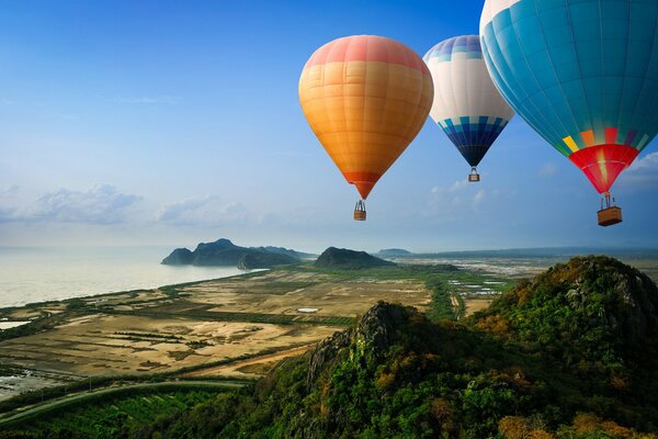 Ballons volent au-dessus des montagnes