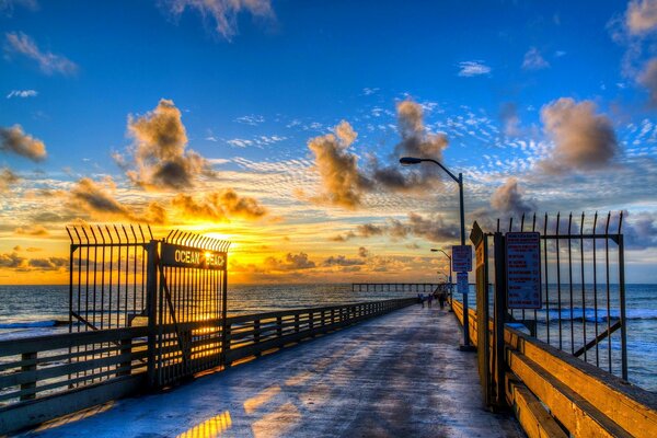 Muelle al atardecer horizonte del mar