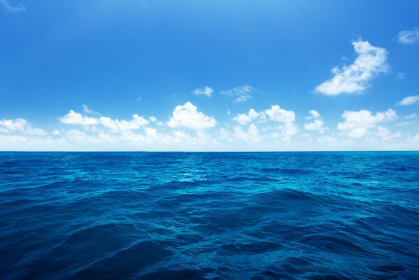 Orizzonte che separa il mare blu profondo e il cielo blu