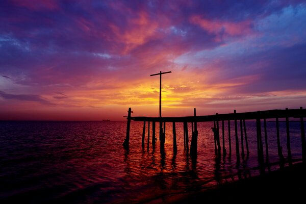 Muelle en el Golfo Pérsico. Puesta de sol en Bahréin