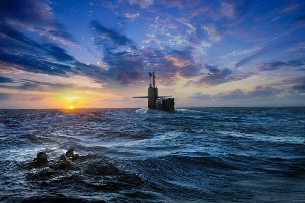 Zachód słońca nad morzem. Widok łodzi podwodnej