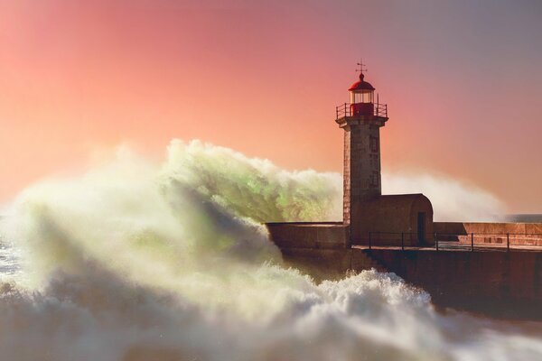 Le phare couvre les vagues de la mer