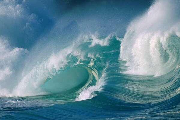 Blue high sea waves