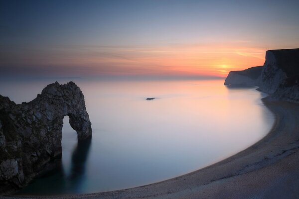 Roccia a forma di arco sulla spiaggia