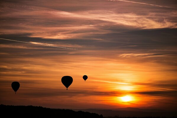 Ballons à la lumière du soleil couchant