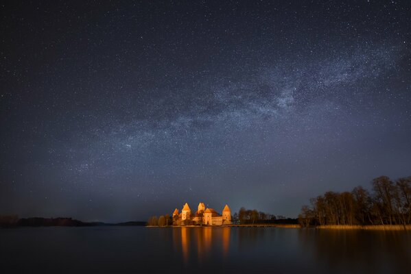 Paesaggio notturno del Lago lituano