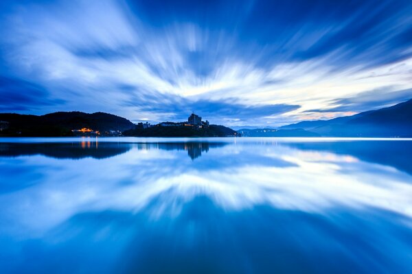 Bewölkter Himmel spiegelt sich im Wasser wider