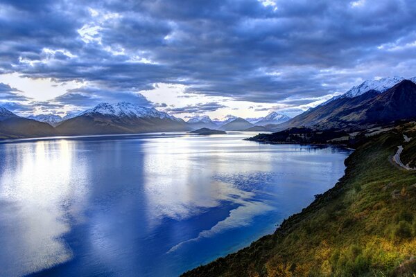 Paesaggio con montagne e specchio d acqua blu