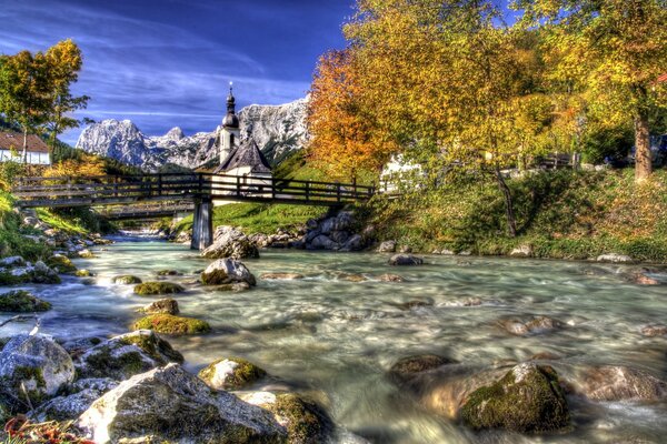 Sommer und Fluss mit Brücke