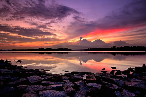 Lila Himmel in der Bucht von Singapur