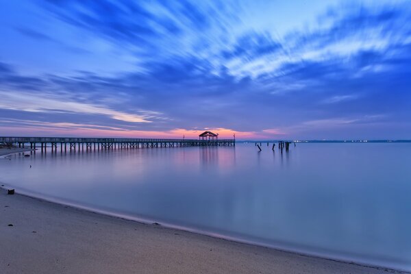 Strand mit Pier und Bucht in Virginia