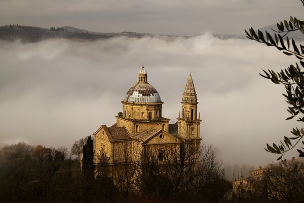 Храм в Италии на фоне густого тумана