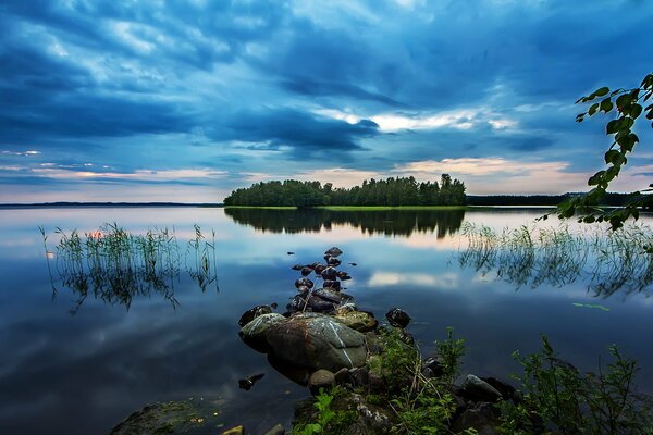 El reflejo de las nubes en la superficie del lago. Amanecer