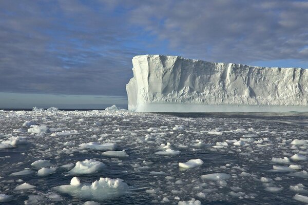 Iceberg dans la mer autour de grandes glaces flottent