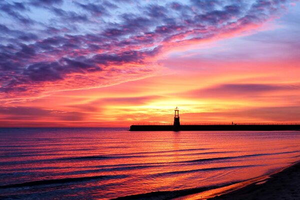 Vespri tramonto sul mare in riva al mare