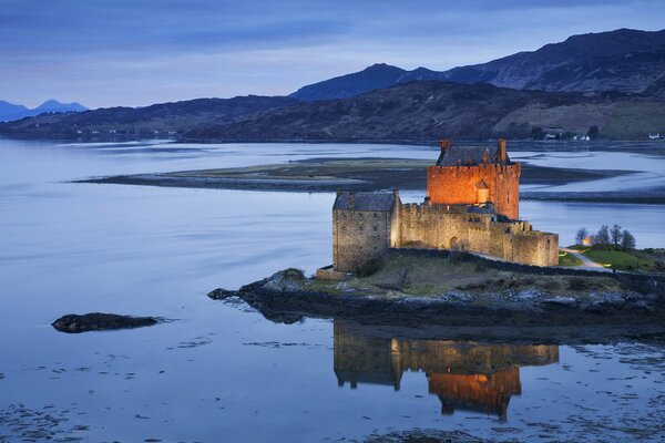 Château avec une forteresse au bord de la mer