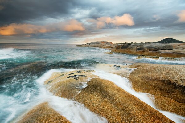 Les vagues de l océan battent les rochers