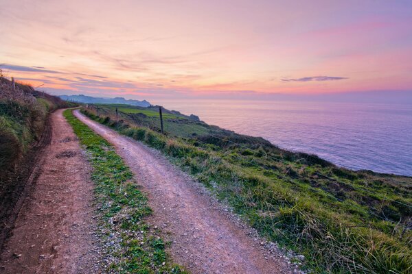 Straße am Meer bei Sonnenuntergang