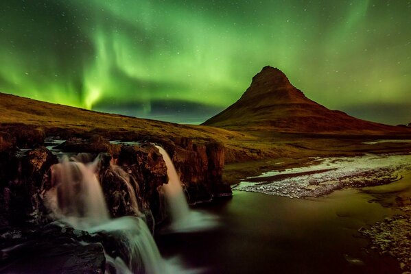 Aurora boreale in montagna in Islanda