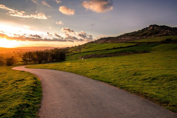 Ruhige Landschaft der Weg zur Sonne