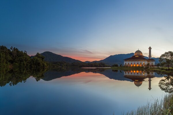 Hermoso lago cerca de la Mezquita en el fondo de las montañas