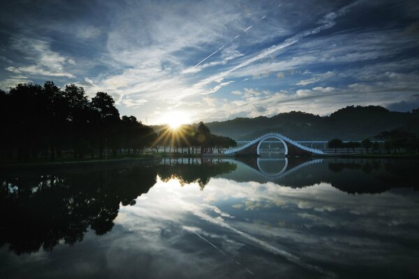 Lever du soleil en Chine sur le lac