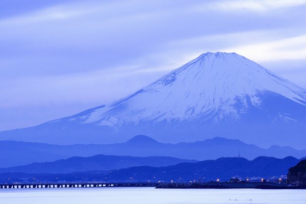 Monte Fuji en tonos azules