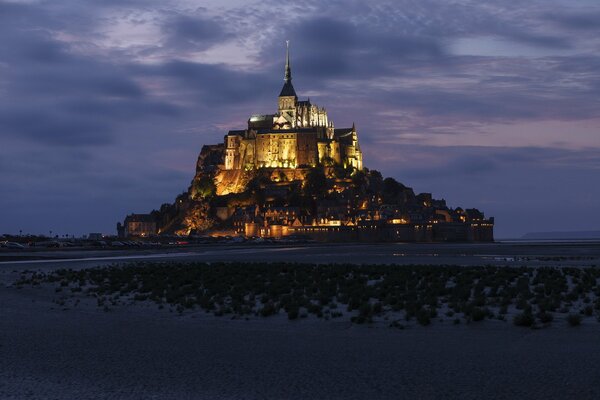 Nocny Mont Saint Michel w jasnych światłach