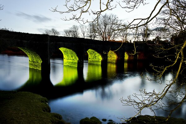 Iluminación brillante de arcos debajo del puente