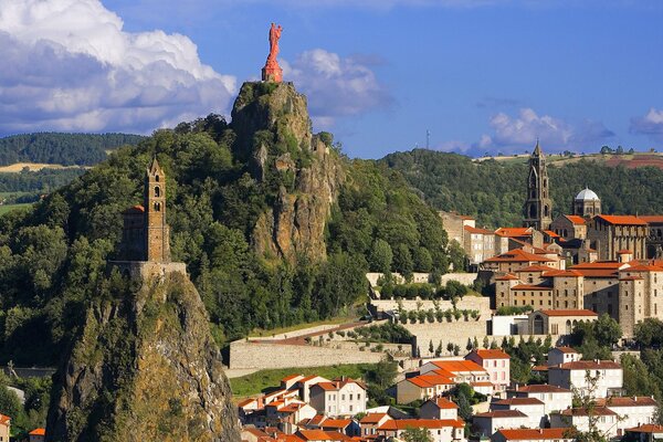 Frankreich, die Stadt Le Puy-en-Velay liegt in den Bergen