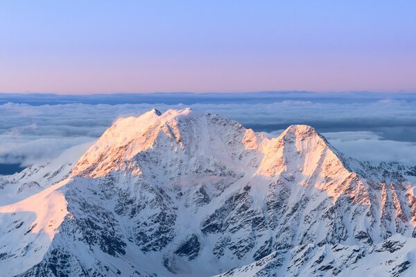 Glaciar de montaña en los rayos del amanecer