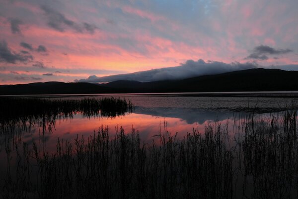 Tramonto serale sul lago di montagna