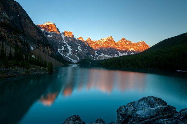 Mañana en el lago Lelnikov en el valle de los Diez picos