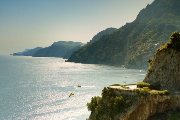 Paesaggio con colline e mare