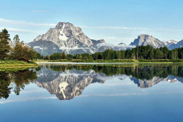 Reflet dans la surface calme du lac