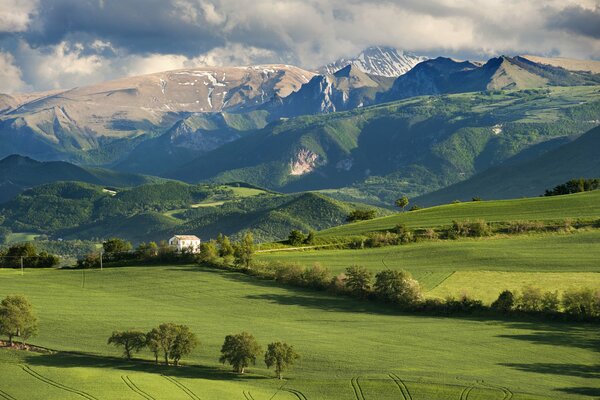 Paisaje soleado de verano italiano