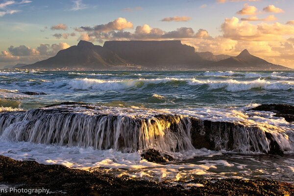 Océano y montañas en Sudáfrica