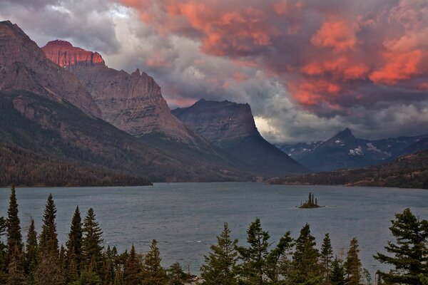 Nubes Rosadas sobre un lago en las montañas