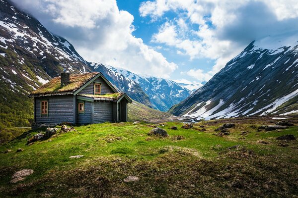 Capanna ai piedi di una montagna in Norvegia