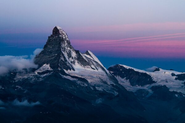 Hermoso pico alto de la montaña