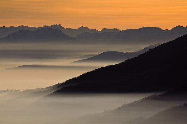 Nebliger Morgen in den Bergen von Tibet