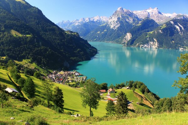 Schneebedeckte Berggipfel azurblauer See Bäume