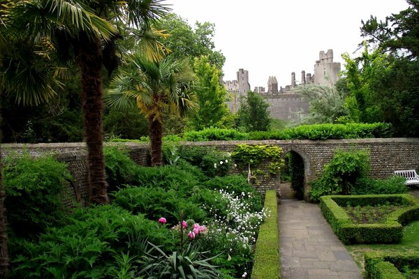 Parque de piedra con árboles y flores en el castillo