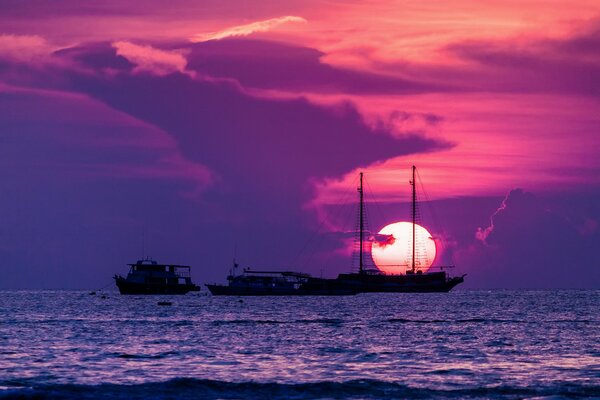 Photo of a ship in the Gulf of Thailand at sunset