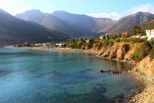 Spiaggia in Grecia sullo sfondo delle montagne